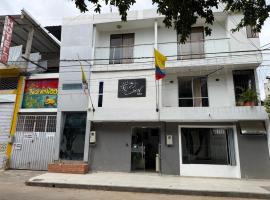 Hotel El Sol la 27，位于阿瓜奇卡的带停车场的酒店