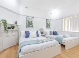 Comfortable Double Room with 2 Beds in Eastwood - Shared Bathroom and Kitchen