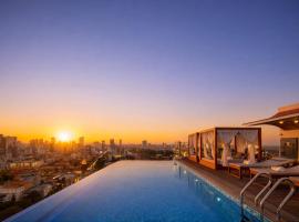 Bassac Signature Hotel & Residence，位于金边的带停车场的酒店