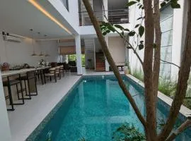 Cozy homestay in Thalawathugoda with pool, entertainment & more!