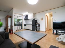 宮古島 White Shisa ホワイトシーサー，位于宫古岛的带停车场的酒店