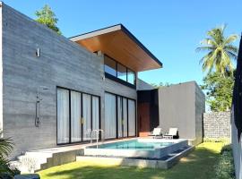 Balance Village - exclusive villa with facility offered a full sense of privacy and resort style swimming pool，位于帕干岛的酒店