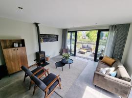 Luxurious detached water villa with jetty，位于Balk的酒店