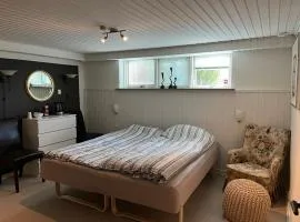 Bynært kælderværelse tæt på E45