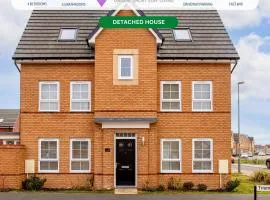 Detached House in Brooklands - Prime Location - Driveway Parking, Self-Check-In, Fast WiFi and Smart TV by Yoko Property