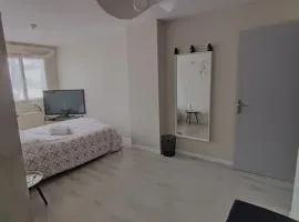 Chambre cosy , garage sécurisé pour deux-roues