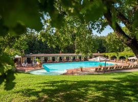 博尔戈圣路易吉酒店，位于蒙特里久尼的带泳池的酒店