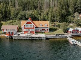 Historic Summer House By The Water On Ulvön，位于Ulvöhamn的酒店