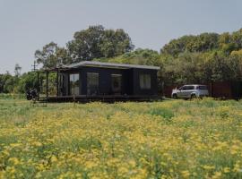 Casa en balneario Los Pinos, rural, vista al Rio，位于Fomento的酒店