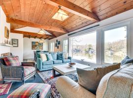 Group Getaway! Lake House with Private Dock and Patio，位于Landrum的酒店