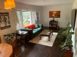 Lakeside Retreat with Yard and Deck--15 mins from Downtown ATL & Emory, 8 mins from Agnes Scott