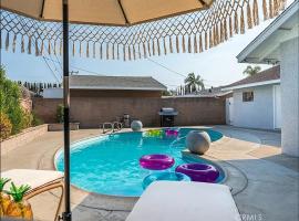 Stunning Oasis with Pool by Disneyland and Knotts，位于博伟公园的别墅