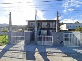 CK Quitinete econômica perto da Meia Praia Itapema，位于伊塔佩马的酒店