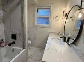 Downtown Vancouver Rooms - Walk to SkyTrain & BC Place, Free Parking & Fast Wi-Fi