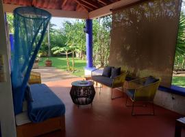 Private Room Steps to Beach Tropical Garden Retreat Breakfast Included，位于Mezcales的酒店