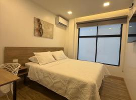 Kiran Lodging Guayaquil，位于瓜亚基尔的带停车场的酒店