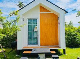 บลูคริสตัลรีสอร์ทแหลมสิงห์，位于林信的带停车场的酒店