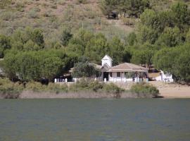 CENTRO DE OCIO ALÚA Casa Rural Iznájar Lago de Andalucía，位于伊斯纳哈尔的青旅