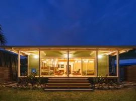 庭 と 宿 サトウキビ畑のそよ風吹く家