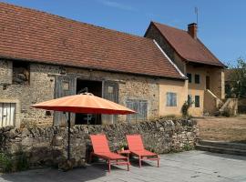 Gîte famille avec piscine en Bourgogne，位于Dyo的酒店