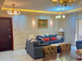 Ultra Luxury 3BR with Pools ,Sports ,Dining in Gated compound, Close to all sites，位于开罗的海滩酒店