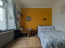 R1 - Bright Quiet Double - City & Beach Access, WIFI, Free Parking - Self Catering