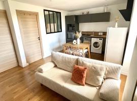 Appartement calme et cosy proche centre vue château，位于维特雷的酒店
