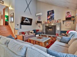 Eastwood Chalet - 4BR Killington Chalet | 4 Full Baths | Private Sauna & Hot Tub | Walk-Off Trail，位于Killington Village的宠物友好酒店