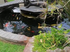 22 on Main Guesthouse Walvis Bay，位于鲸湾港的带泳池的酒店