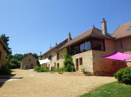 G&icirc;te La grange des Hirondelles 15 personnes 5litsdoubles 5litssimples 1convertible chez MAYMARD Yannick &agrave; 28 route de la croix for&ecirc;t &agrave; ANTULLY r&eacute;f &agrave; G&icirc;te de France G2005 Corps de ferme enti&egrave;rement r&eacute;nov&eacute; de bon standing，位于Antully的别墅