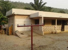 Maries Place Next to School of Hygiene，位于Ho的带停车场的酒店