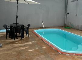 Casa com dois quartos e piscina em mineiros，位于Mineiros的酒店