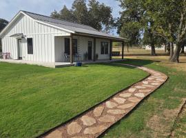 New Lux Cottage by Lake, King bed, Full Kit, Wi-Fi，位于肖尼的酒店