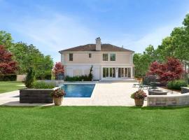 Luxury Hilltop Villa East Quogue，位于West Tiana的酒店