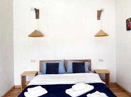 "White House Nakani" - Guesthouse near the centre，位于梅斯蒂亚的酒店