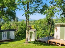 Petit a Petit - gypsy wagons and Bell tents in the Bourgogne，位于Saisy的酒店