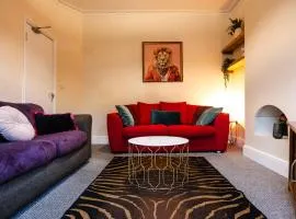 Gloucester House-Near Kingsholm Stadium-5 Bedrooms-On-Road Parking for 1