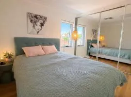 Mint Whispers - Quiet Cozy Room next to train station - with projector and Luxury mattress