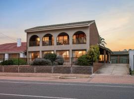 25 Esplanade Beachfront Villa with Ocean Views，位于撒马佛的酒店