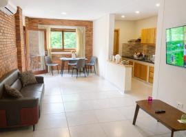 Elegante apartamento nuevo de 75 m2 con balcón y parking privado，位于Nemby的酒店