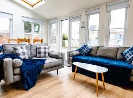 Gloucester City 6 Bed Sleeps 12 Parking and Garden