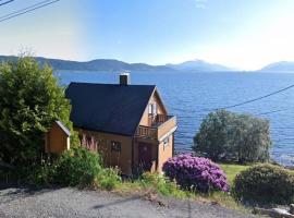 Hjelvikhytta - flott beliggenhet ved sjøen，位于Hjelvik的酒店