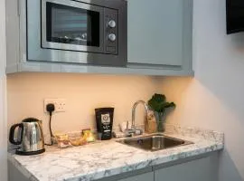 Staycoastal Linden Hotel King Deluxe Suite 6