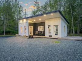 Secluded Bungalow Near Acadia and Bar Harbor -Private, Pet Friendly, Fire Pit