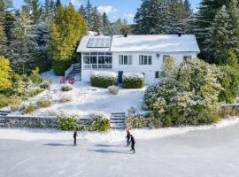 Water front Golden Lake cottage - Calm and peaceful，位于瓦尔达维德的酒店