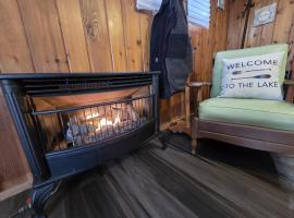 Elk Mountain Less than 20 minutes Cozy Newton Lake Cottage，位于Malinchak Airport的海滩酒店