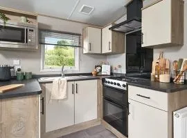 Queensberry Bay Essential Clover Caravan