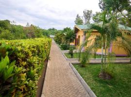 GREEN PARROT CAMPSITE and LODGE，位于Nkunjila的酒店