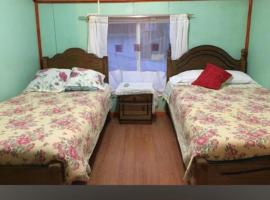 Hospedaje Los Cipreses，位于锡斯内斯港的酒店