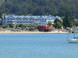 半月湾港海洋及温泉酒店，位于半月湾的酒店